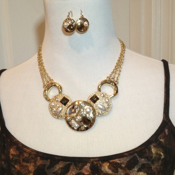 Gold color necklace and earrings set - Picture 1 of 4